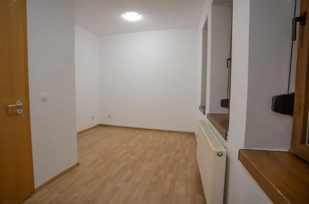 Închiriere apartament 3 camere într-o vilă centrală