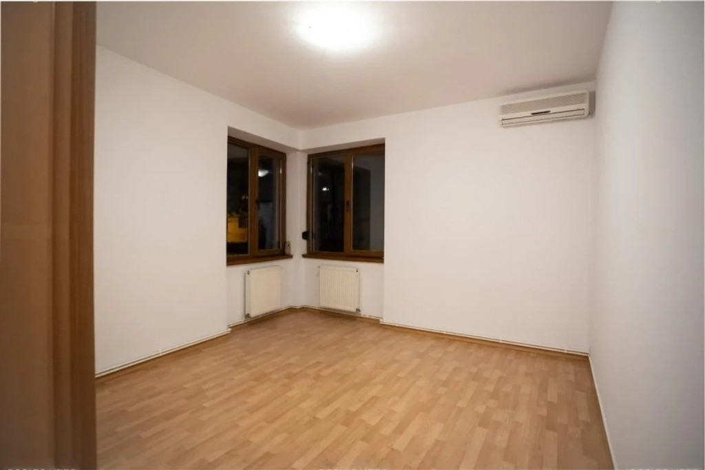Închiriere apartament 3 camere într-o vilă centrală