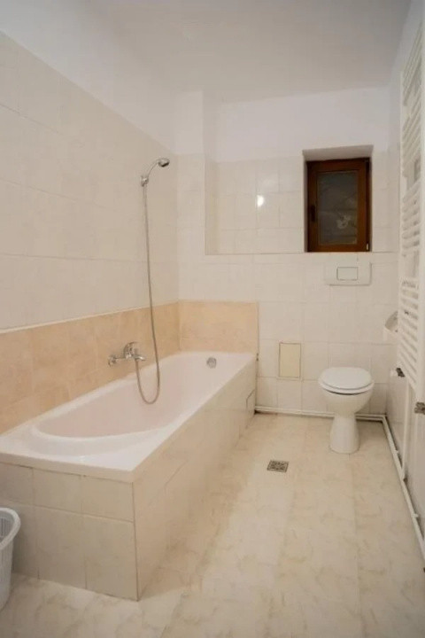 Închiriere apartament 3 camere într-o vilă centrală